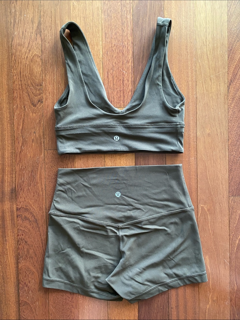 lululemon walnut crunch no line align shorts and align v neck bra